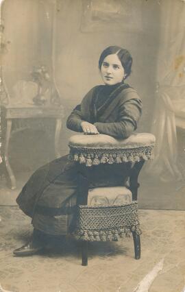 Retrato de Everilda Abad posando sobre silla con respaldo