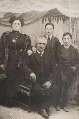 Fotografía familiar de  Joaquín Tudela Delgado e hijos