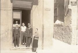 Fotografía a la puerta de la tienda de Ezequiel Calvo Tudela