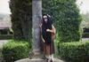 Nadja en el pasillo central del Jardín de Sebastian Jiménez con un cántaro